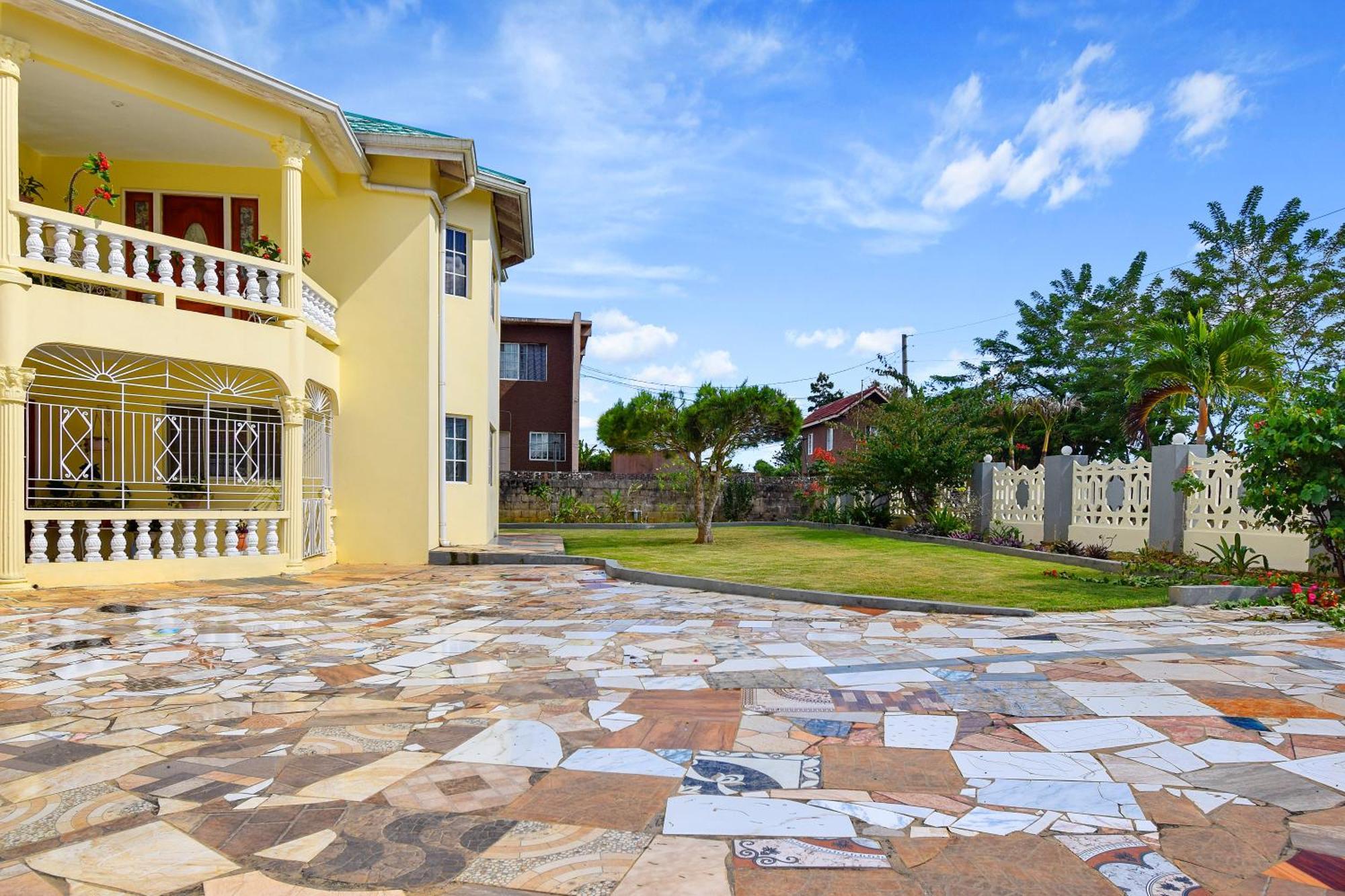 Harriott Heights Apartment Мандевил Екстериор снимка